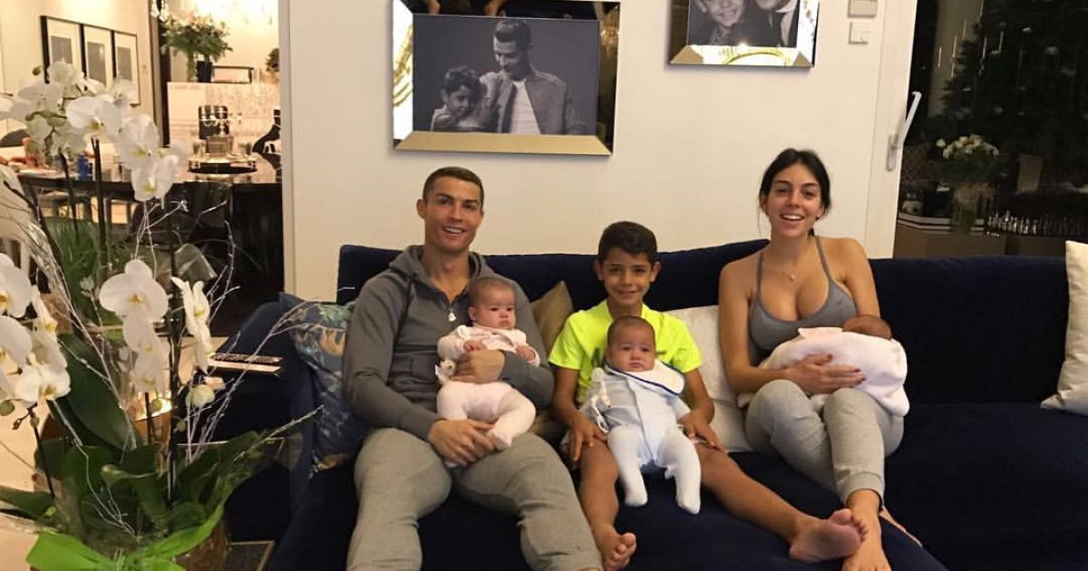 Мімімі дня. Роналду до нестями зацілував крихітну донечку