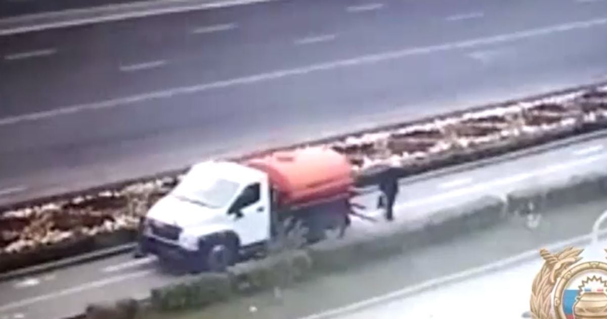 У Росії пенсіонера повільно переїхала поливальна машина: відео