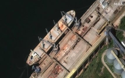 Крадене в Україні зерно окупанти вантажать на судна у Севастополі: супутникові фото