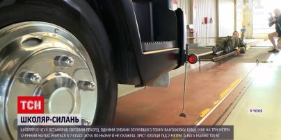 Новости мира: школьник из Чехии установил мировой рекорд, сдвинув грузовик более чем на 3 метра