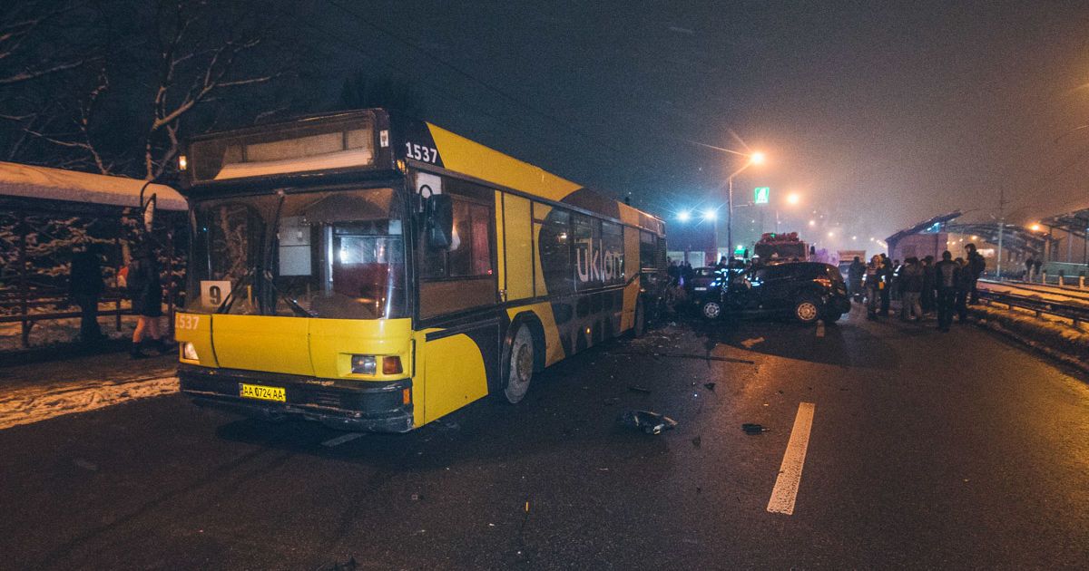 У Києві в ДТП легковика та автобуса загинула вагітна жінка