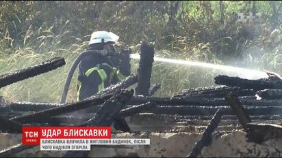На Київщині блискавка влучила у 2-поверховий будинок та спричинила пожежу
