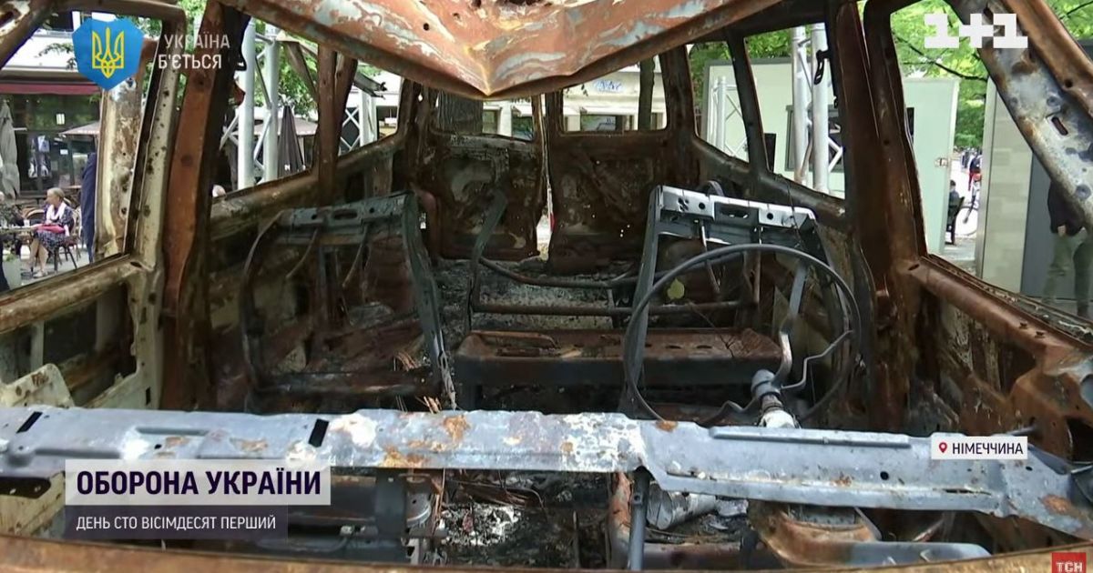 В елітному районі Берліна виставили автівку з Бучі, в якій окупанти розстріляли чотирьох українок