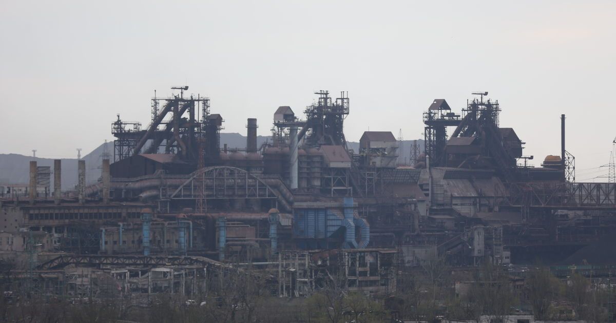 Окупанти продовжують знищувати Маріуполь та блокують цивільних в районі "Азовсталі" - Генштаб