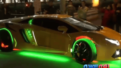 Токийские Lamborghini светятся в темноте