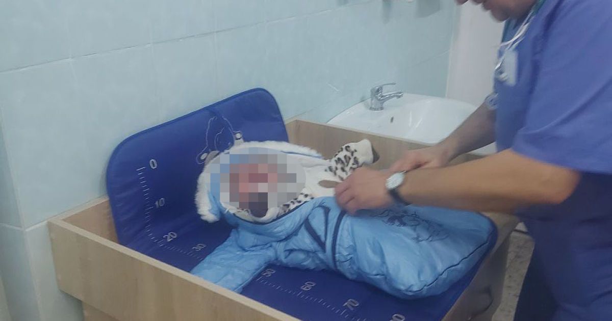 В Киеве у матери изъяли двоих детей, живших в антисанитарии: младшему всего 3 месяца (фото)