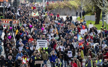 В Штутгарте тысячи человек протестовали против карантина: "С нами обращаются как с несовершеннолетними"