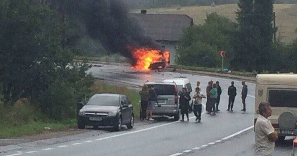 Моторошна ДТП на Львівщині: від удару мікроавтобус перекинувся, а легковик спалахнув, є загиблі