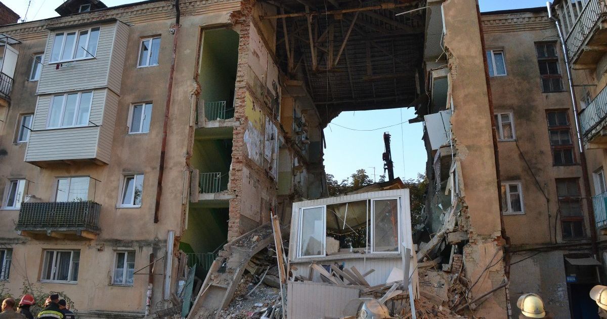"Я - живая, а его забило". В Дрогобыче начали прощаться с жертвами обвала дома