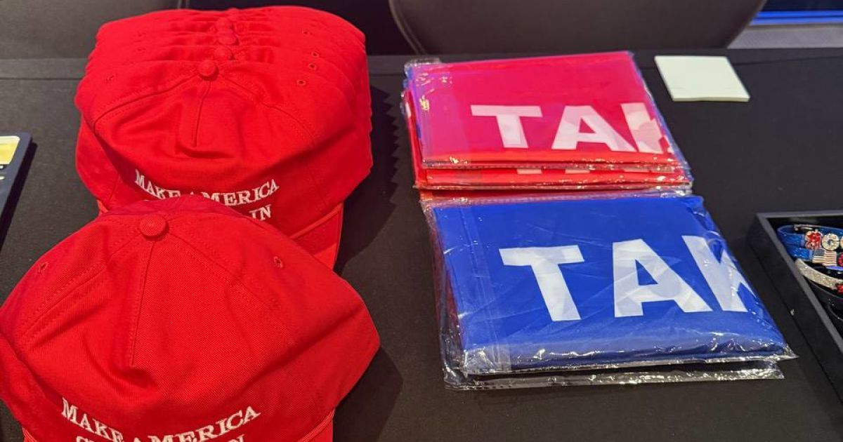 Сколько Трамп зарабатывает на своих кепках и футболках