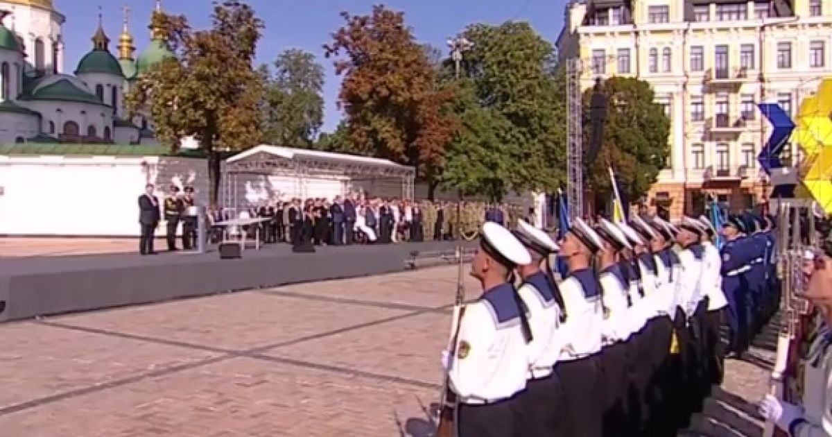 На Софиевский площади состоялась церемония торжественного поднятия флага