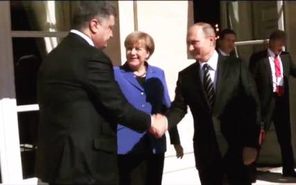 Порошенко и Путин пожали руки на встрече в Париже