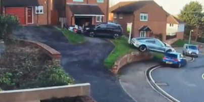 Водій Porsche Taycan на рівному місці зніс два авто, коли намагався заїхати в гараж: відео