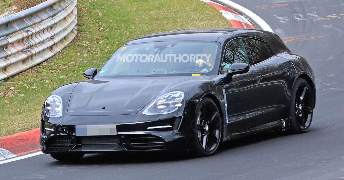 Шпигуни сфотографували новий електрокросовер Porsche на тестах