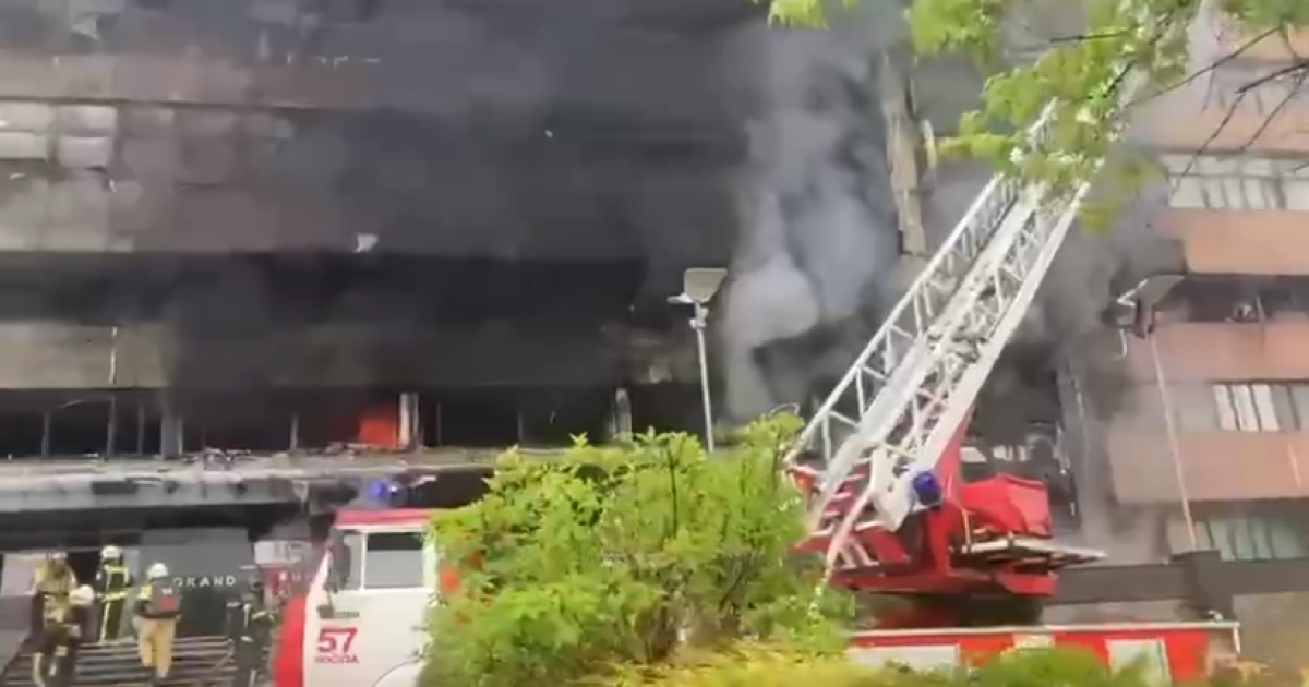 В Москве вспыхнул масштабный пожар в бизнес-центре: внутри находятся люди (видео)