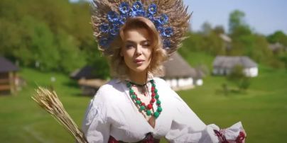 Алина Гросу в веночке и старинной вышиванке сняла клип в Черновцах, в котором показала свою семью