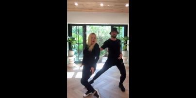 Макс Чмерковский устроил зажигательные танцы с беременной женой, у которой виднеется огромный животик