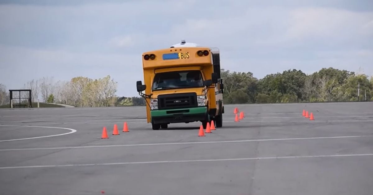 Шкільний автобус пройшов “лосиний тест”: результат вас здивує