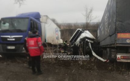 На Дніпропетровщині у вантажівки на швидкості лопнуло колесо: вона вилетіла на зустрічну смугу, є постраждалі