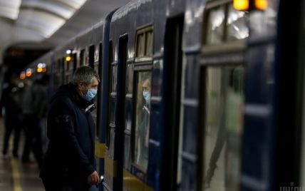 В Киеве полиция не пропускала в метро медиков, которые показывали спецпропуска на телефонах