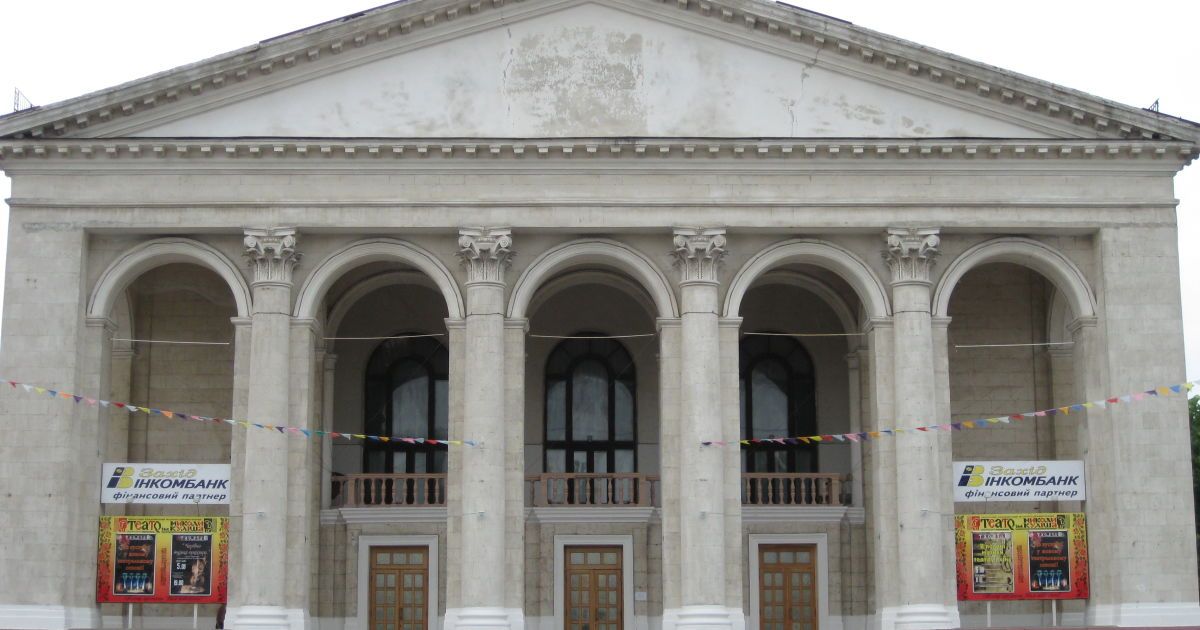 Окупанти в Херсоні облаштували склад боєприпасів у драмтеатрі і чекають на російських політтехнологів