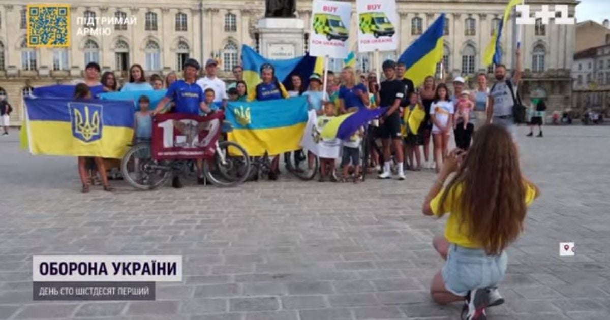 Троє українців вирушили до Великої Британії на велосипедах, щоб зібрати кошти на реанімобілі