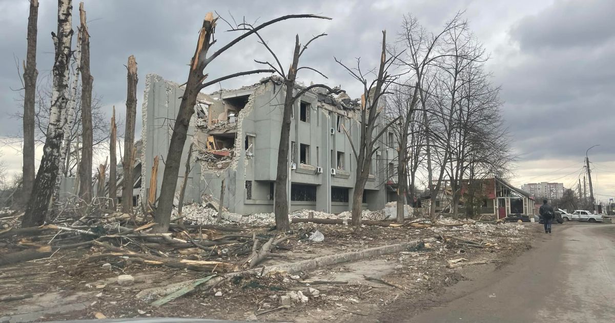 "Ось такий у нас "рускій мір": Арестович показав руйнування в Чернігові та пояснив, як два міста врятували Київ