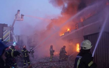 В Киеве из-за вражеских обстрелов произошло несколько пожаров: горели машины, склад и трава