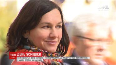 День улыбки: ТСН посчитала улыбающихся прохожих в столице