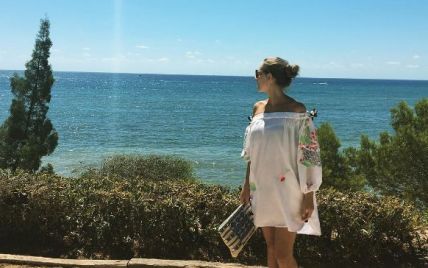 В мини-платье на фоне моря: Катя Осадчая наслаждается отдыхом