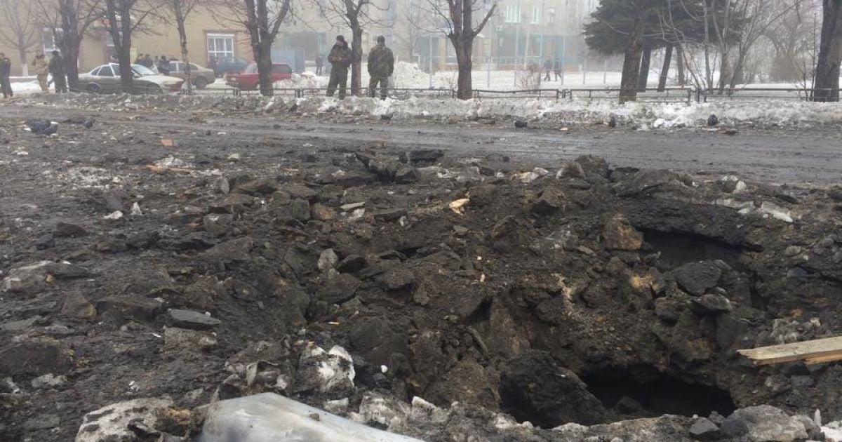 В землі утворились глибокі кратери від снарядів