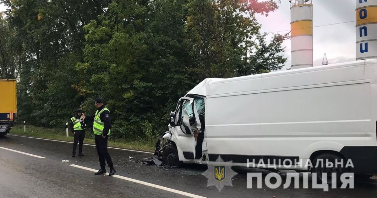 Во Львовской области микроавтобус влетел в грузовик: водителя зажало в салоне