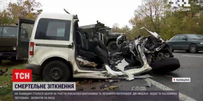 Новини України: на трасі Львів-Тернопіль зіткнулися військова вантажівка та легковик