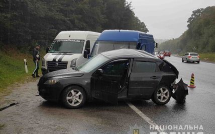 Під Львовом легковий автомобіль вилетів на зустрічну та протаранив бус: загинула 37-річна жінка (фото, відео)