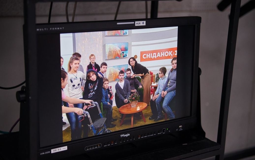 Наталія Мосейчук провела діткам екскурсію телеканалом / © прес-служба каналу "1+1"