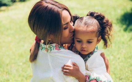 Гайтана показала яркие фото с дочкой и чувственно поздравила ее с 3-летием