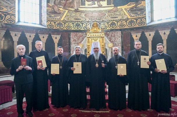 Духовенство Владимирского собора вместе с митрополитом Епифанием