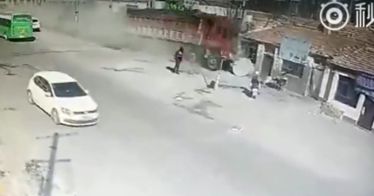 В Китае грузовик на огромной скорости снес жилой дом (Видео)