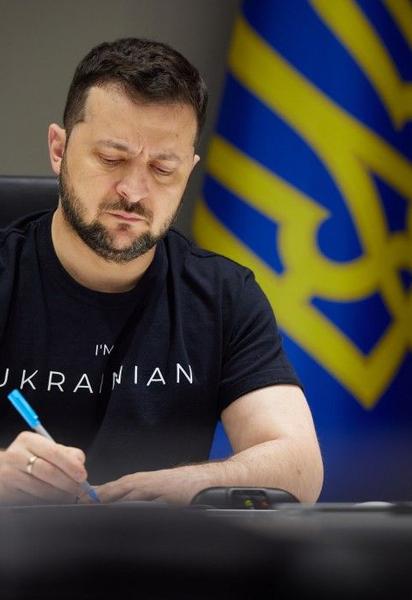 Кінець дешевим посилкам з-за кордону та "тіньовим" продажам: Зеленський підписав закони