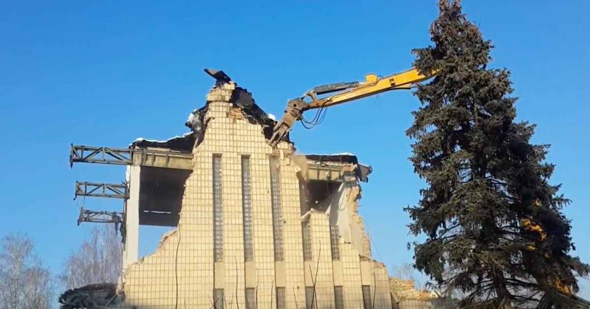 У Києві знесли старий кінотеатр, аби побудувати ТРЦ