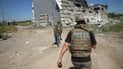 Група журналістів рухається промзоною Авдіївки