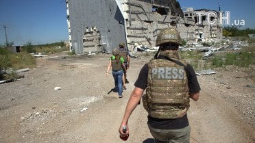 Группа журналистов двигаются промзоной Авдеевки / © Дмитрий Мороз/Журналист "Спецкор"