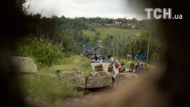 КПВВ между оккупированным Луганском и Станицей Луганской. На заднем плане блокпост боевиков. Днем через этот мост проходит до трех тысяч человек, ночью - идут бои. / © Дмитрий Мороз/Журналист "Спецкор"