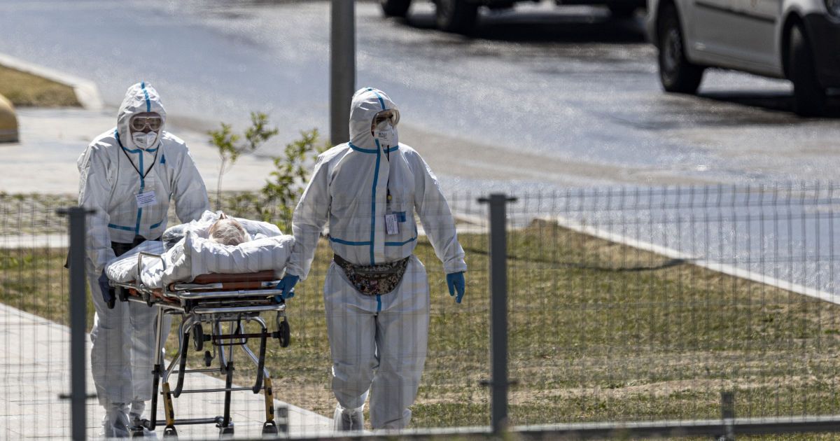 В РФ пятый день подряд фиксируют рекордную смертность от COVID