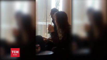 Стинг в холле отеля ждал выезда на концертную площадку