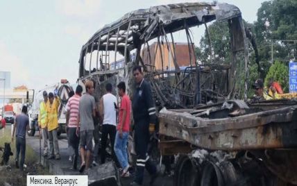 Во время аварии автобуса с грузовиком в Мексике погибли 13 человек