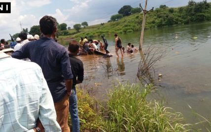 В Індії автобус впав у річку, дев'ять людей загинуло