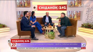У студії "Сніданку" кореспондент та ведучий Руслан Ярмолюк і оператор Валерій Ситюк