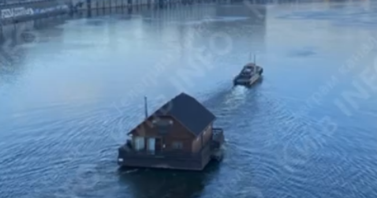 У Києві посеред річки Дніпро пливе будинок