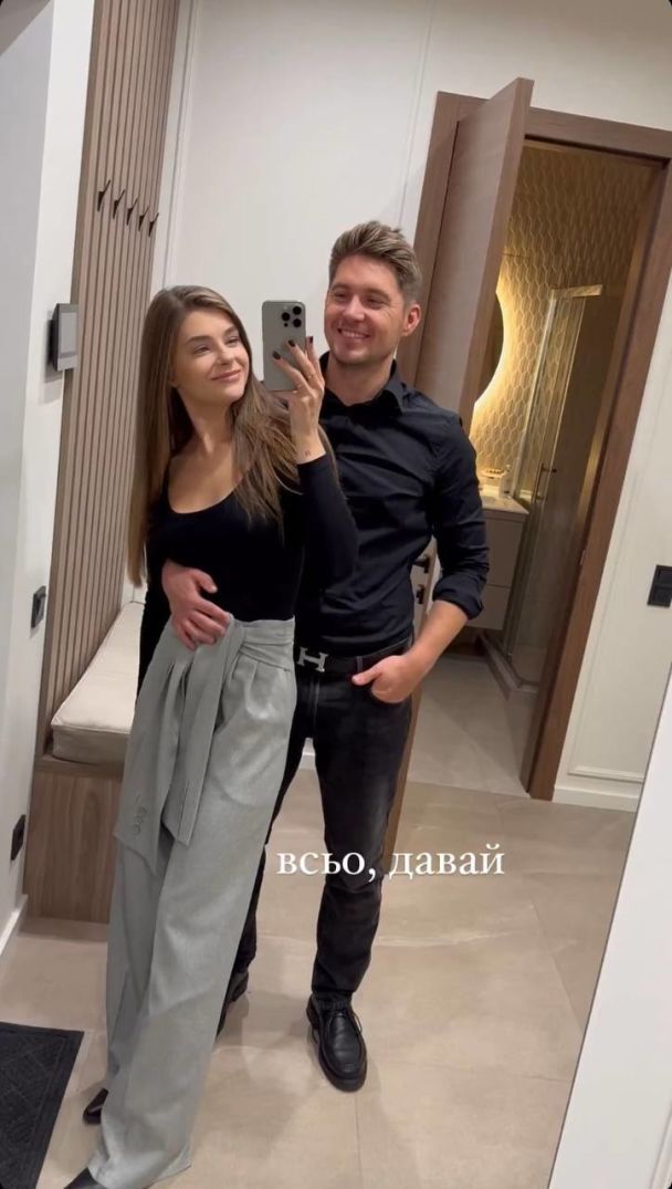 Володимир Остапчук з дружиною / © instagram.com/poka.tya